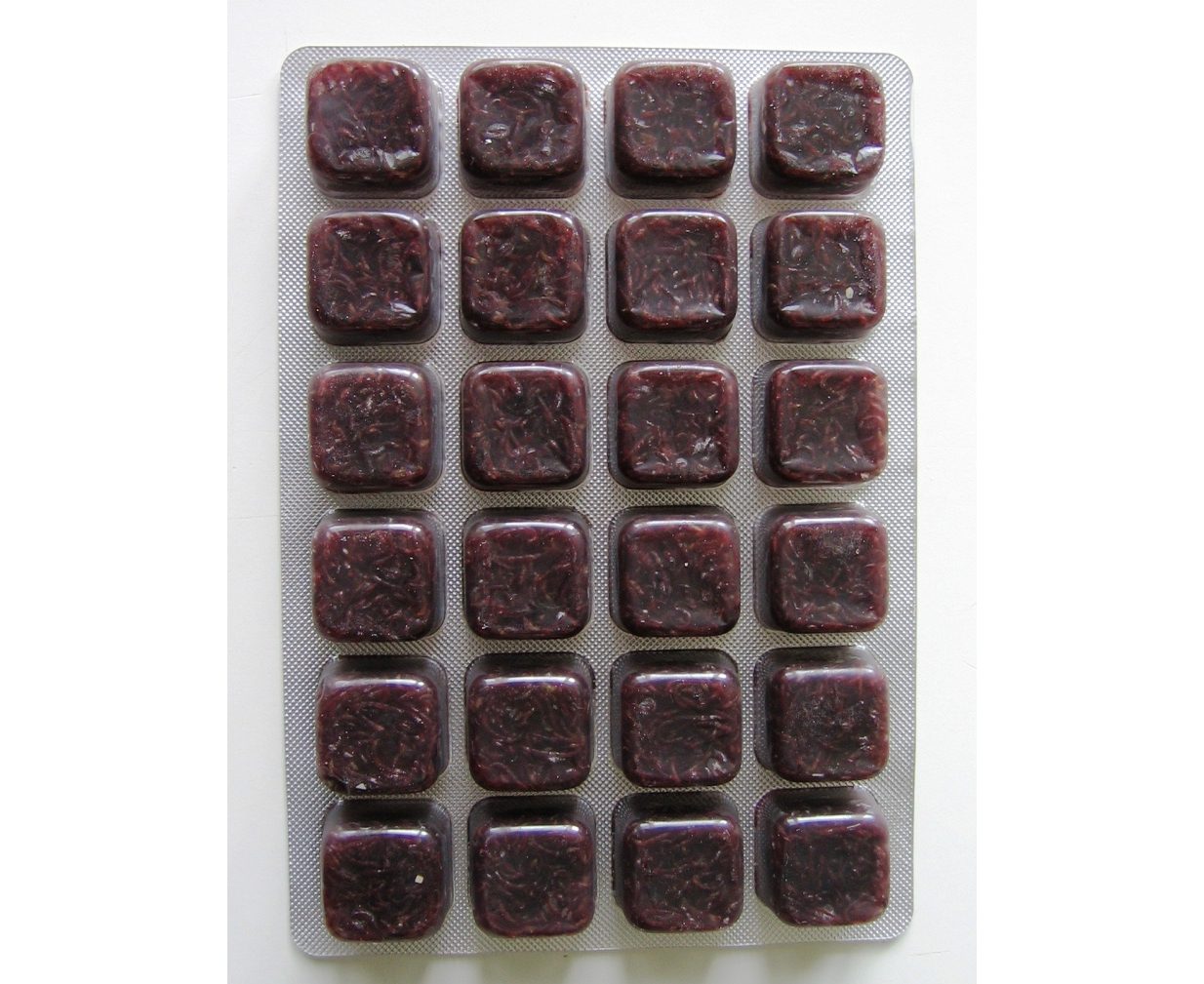 замороженный мотыль для аквариумных. мотыль замороженный. замороженный мотыль для аквариумных. корм для рыб замороженный мотыль. мотыль в пластинках.